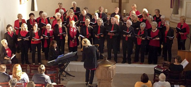 Der stattliche gemischte Chor des Nimb...er Bergkirche auf die Osterwoche ein.   | Foto: Lauffer