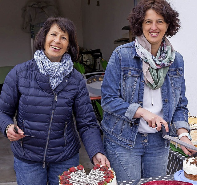 Kuchenverkauf fr Nigeria - Initiatorin Nicole Hsl (rechts) und Maria Beck.   | Foto: Christiane Seifried
