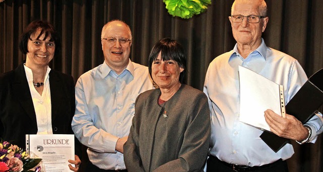 Charlotte Eckmann (Mitte)  ehrte Silvi...sizieren mit der goldenen Ehrennadel.   | Foto: frowalt Janzer