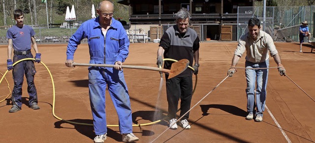 Maximilian Falk, Herbert Schupp, Bernd... die Tennispltze her fr die Saison.   | Foto: Cornelia Liebwein