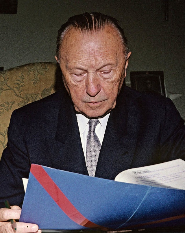Beim Aktenstudium: Konrad Adenauer   | Foto: dpa