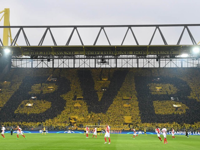 Eine Fan-Choreografie von Dortmund formt BVB in groen Lettern auf der Tribne.  | Foto: dpa