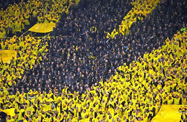 Einen Tag nach dem Mordanschlag auf de...us feuern Dortmunds Fans ihr Team an.   | Foto: dpa/AFP