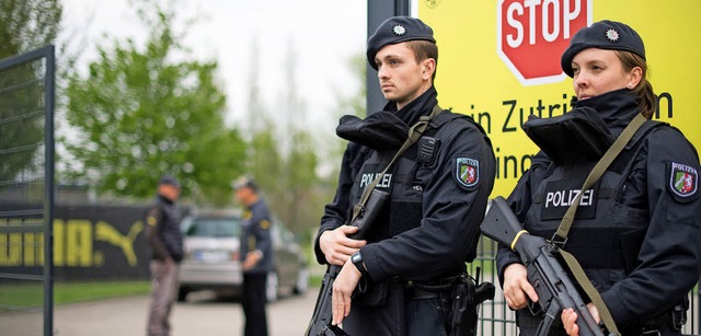 Die Polizeiprsenz in Dortmund ist eno...auf den Teambus des BVB verbt wurde.   | Foto: dpa