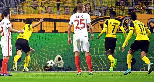Ousmane Dembl (Nummer 7)  erzielt den Dortmunder Treffer zum 1:2.   | Foto: dpa