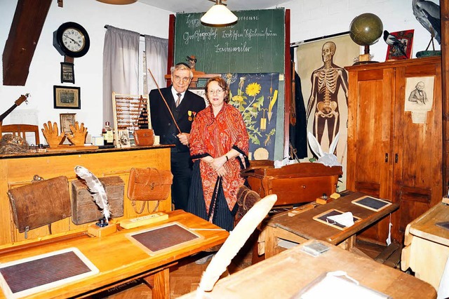 Die Museumsleiter Bernd und Ulrike Schneider in der  historischen Schulstube   | Foto: Silke Hartenstein