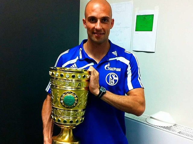 ...und bei Schalke 04 mit dem 2011 gewonnenen DFB-Pokal.  | Foto: Simon David