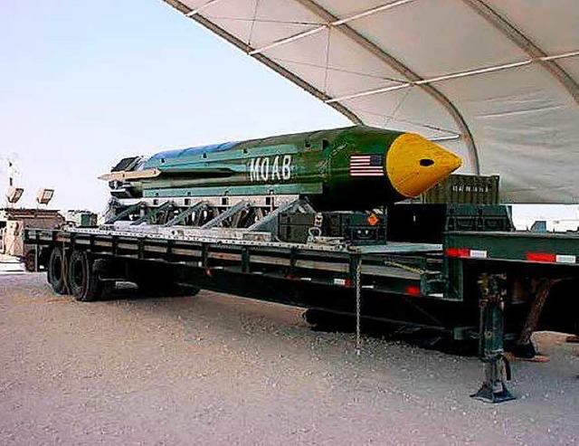 Mit 8000 Kilogramm Sprengstoff ist der...te Sprengkrper im US-Waffenarsenal.  | Foto: dpa