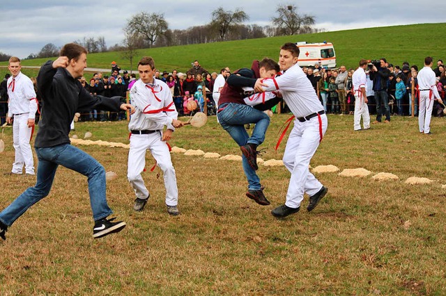 Beim Eierspringen in Eichen geht&#8217;s kernig zur Sache.  | Foto: Anja Bertsch