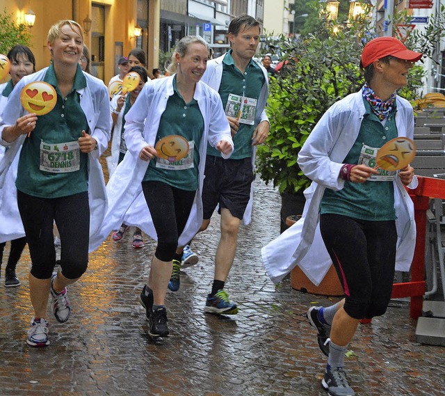 Beim Hobbylauf innerhalb des Stadtlauf...s &#8211; oft auch in Berufskleidung.   | Foto: Barbara Ruda