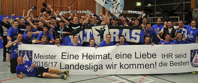 Fans und Mannschaft des TuS Schuttern ...r Meisterschaft in der Bezirksklasse.   | Foto: Pressebro Schaller