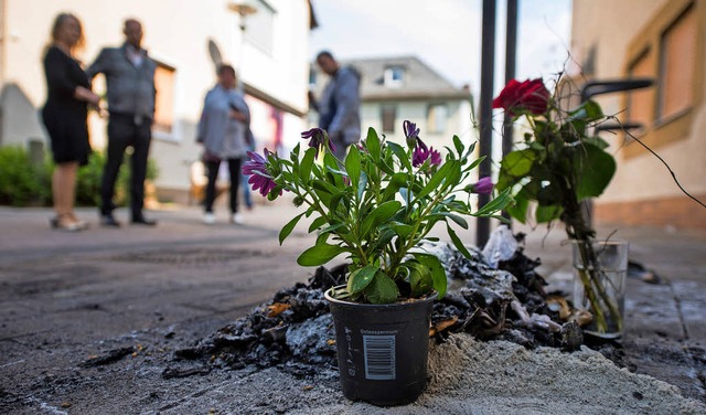 An der Stelle, an der der Obdachlose u... ist, hat jemand Blumen niedergelegt.   | Foto: dpa
