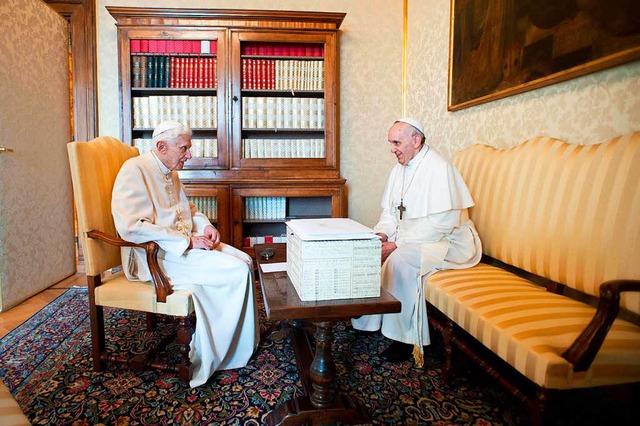 Papst Benedikt XVI. und Papst Franziskus  | Foto: dpa