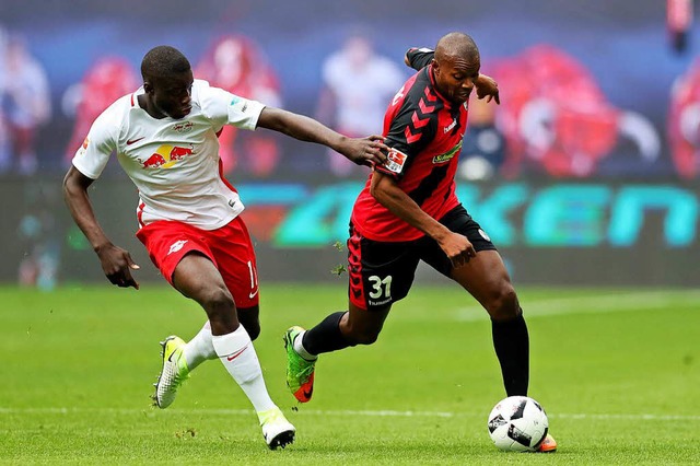 Der Freiburger Karim Guede (r) und Leipzigs Dayot Upamecano im Duell.  | Foto: dpa