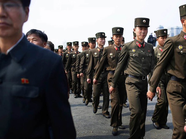 Nordkoreanische Soldaten marschieren am 16.04.2017 in Pjngjang (Nordkorea).  | Foto: dpa
