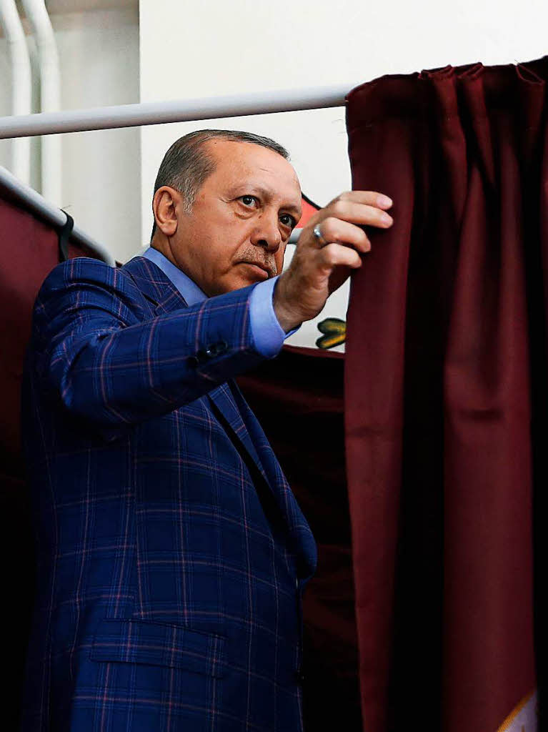 Erdogan gibt seine Stimme ab.