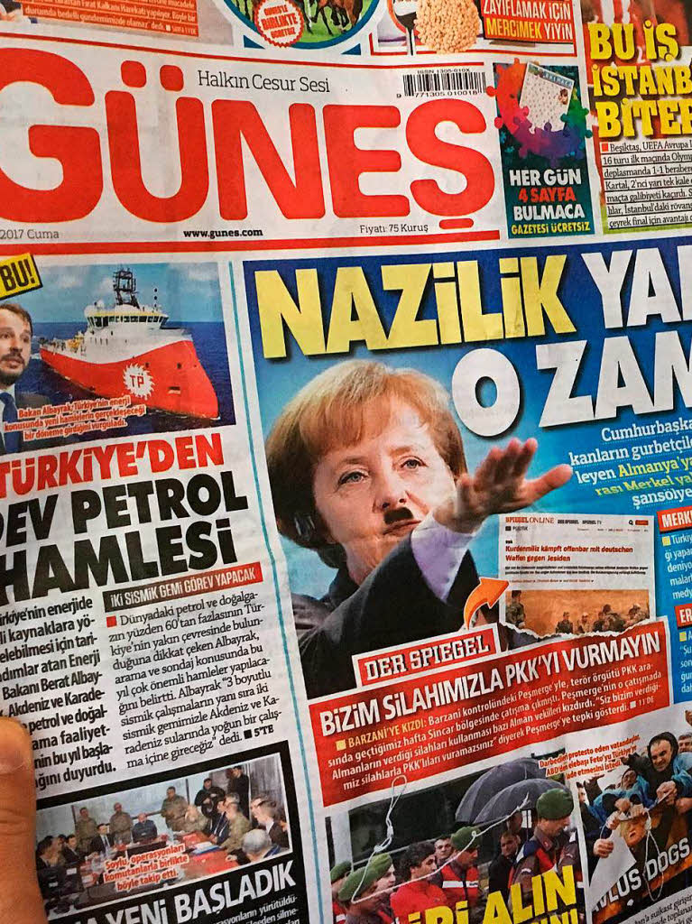 Merkel mit Hitlerbart in trkischer Zeitung