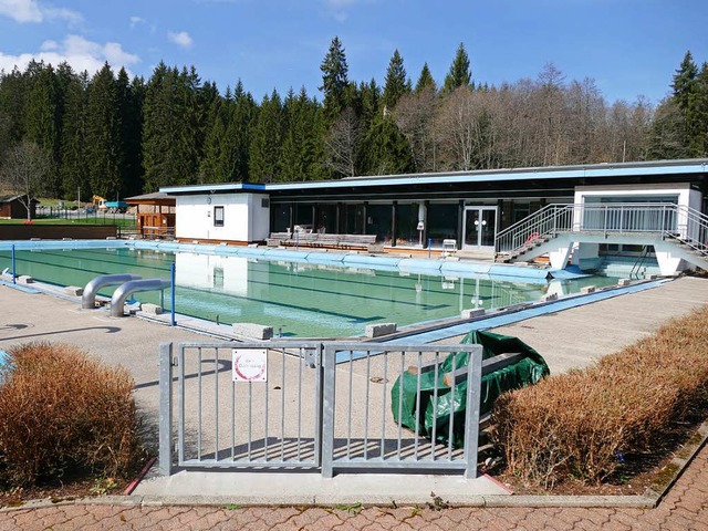 Kein Durchgang:  Schwimmerbecken des Strandbads, hinten die Liegehalle.  | Foto: Peter Stellmach