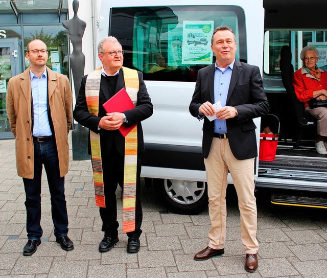 Die Pfarrer Steffen Mahler und Josef D...eihten den Brgerbus  am Samstag ein.   | Foto: Reinhard Cremer