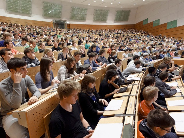 Nicht nur Lernen gehrt zu den Herausforderungen an der Uni.  | Foto: dpa-tmn