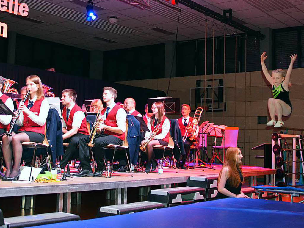 Musik und Sport lassen sich einfühlsam kombinieren. Die Feuerwehrkapelle Wellendingen sprühte beim Osterkonzert nur so vor Ideen. Musik und Sport lassen sich einfühlsam kombinieren. Die Feuerwehrkapelle Wellendingen sprühte beim Osterkonzert nur so vor Ideen.