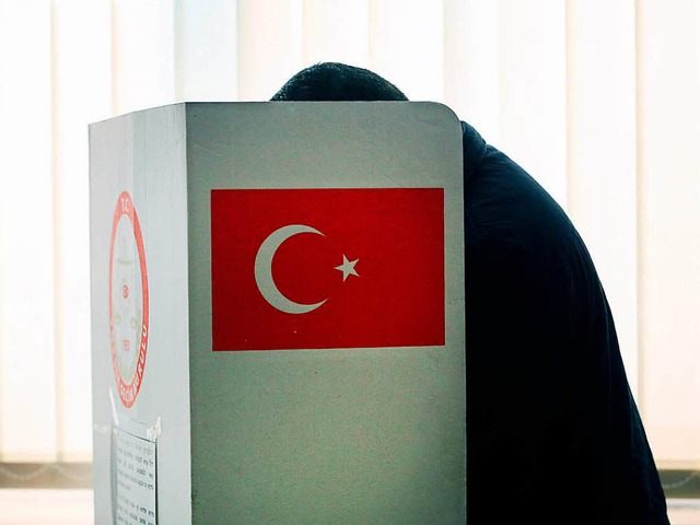 Mehr Ja- als Nein-Stimmen haben die t...gten in Deutschland Erdogan verliehen.  | Foto: dpa