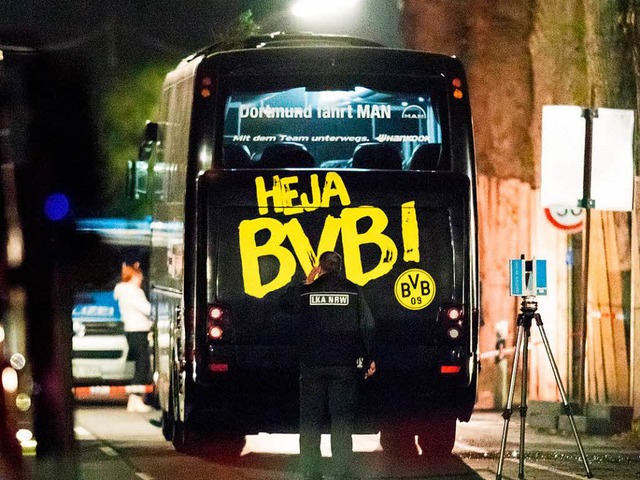 Ein Beamter untersucht den Mannschaftsbus des BVB nach dem Anschlag am Dienstag.  | Foto: dpa