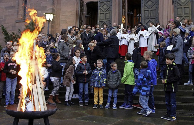 Auch vor Peter und Paul brannte wie vor der  Heilig-Geist-Kirche das Osterfeuer.  | Foto: heidi fssel