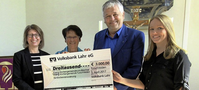 Eine Spende in Hhe von 3.000 Euro be...friede Adler, und Pfarrer Botho Jenne.  | Foto: Reiner Merz