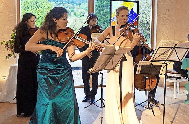 Die Geigensolistinnen Sophia Jaff (links) und Elena Graf.  | Foto: Anne Freyer