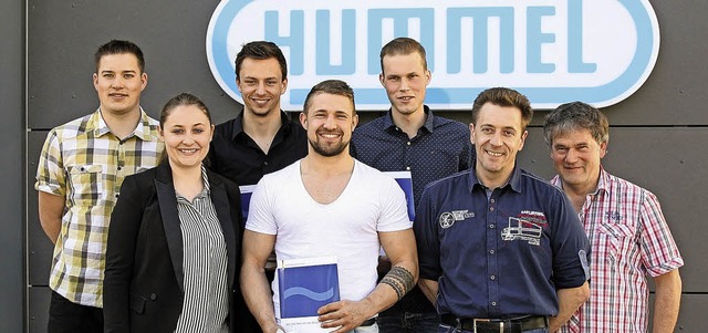 Die Azubis der Hummel AG und ihre Ausb...r Lothar Schindler und Thomas Wlfle.   | Foto: HUMMEL AG