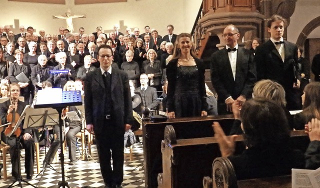 Solisten und Ensemble nehmen den begeisterten Applaus des Publikums entgegen.  | Foto: Bianca Flier