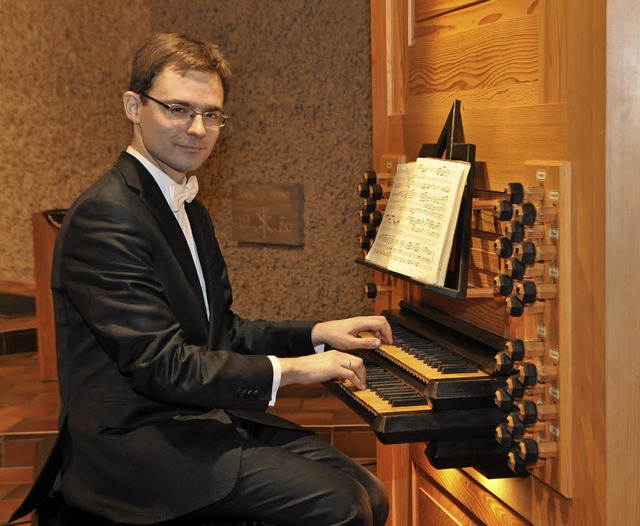 Bezirkskantor Matthias Flierl sitzt an... in der Waldshuter Vershnungskirche.   | Foto: Schnbele