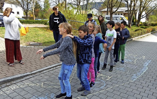 Eine Abenteuerreise: Die Theatergruppe...og vom Dorfstbli aus durch Maulburg.   | Foto: Katharina Ma