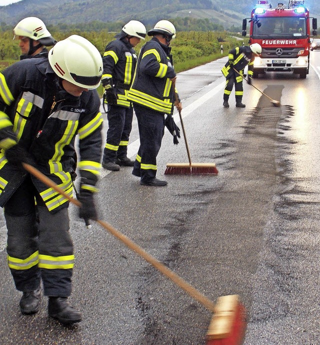 Zwei Stunden lang war die Feuerwehr mit dem Beseitigen der  lspur beschftigt.   | Foto: Feuerwehr