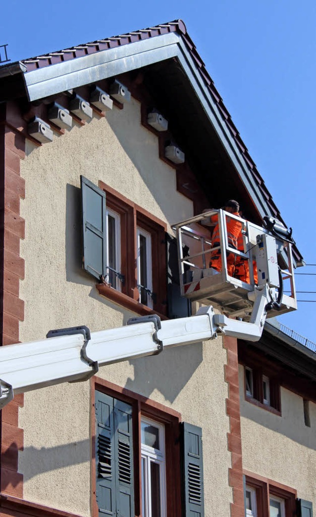Bauhofmitarbeiter haben am Bahnhof und...istksten fr Mauersegler aufgehngt.   | Foto: Schneberg