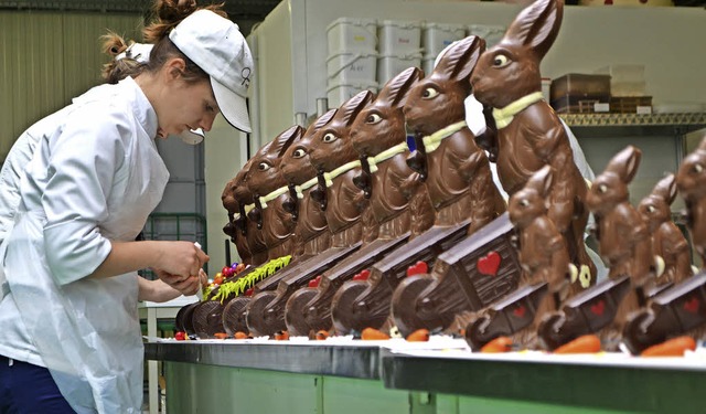 In Appenweier werden die Gmeiner-Osterhasen per Hand verziert.   | Foto: Karin Reimold