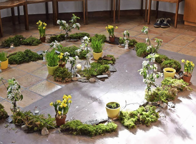 Der Ostergarten hinter dem Altar in de...ilienkirche Tllingen am  Ostermontag   | Foto: Heidemarie Wussler