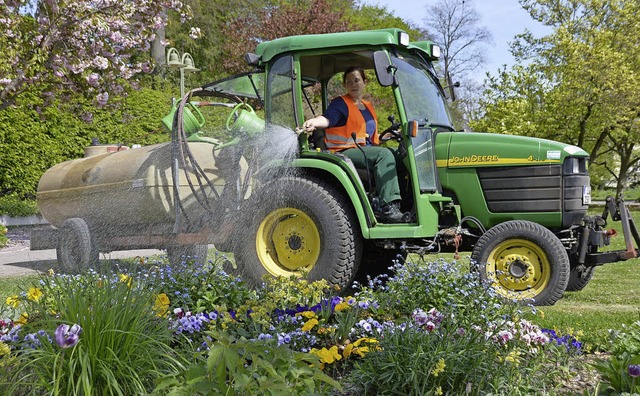 Stadtgrtnerin Julia Wehrs  wssert neu bepflanzte Beete.  | Foto: Horatio Gollin/dpa