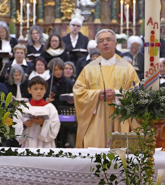 Dekan Peter Berg zelebrierte das vom M...r begleitete Hochamt am Ostersonntag.   | Foto: Michael Gottstein