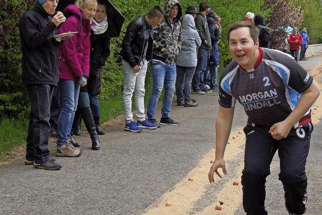 Zweibeiner gewinnen den Eierlauf