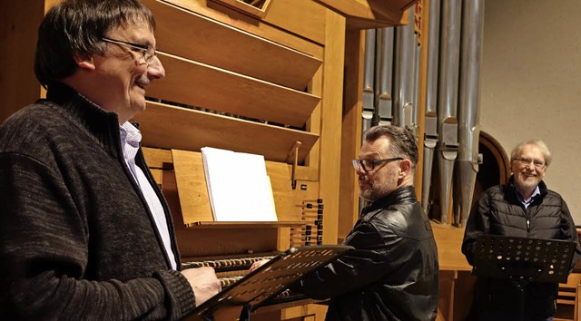 Kantor Rainer Marbach an der Orgel und...thias Lentz (links)  und Hans Krusche   | Foto: Roswitha Frey