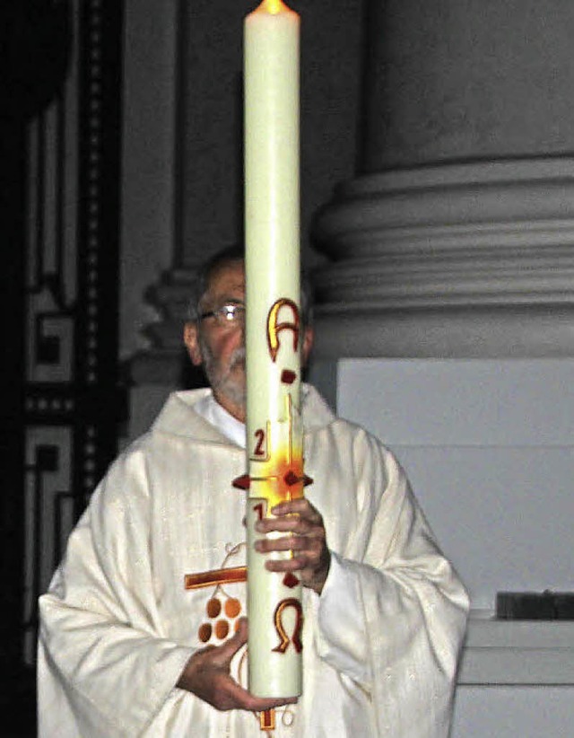 Unter dem dreimaligen Ruf &#8222;Lumen...der Priester die Osterkerze zum Altar.  | Foto: Margrit Matyscak