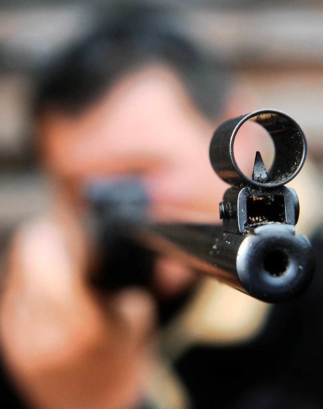 Ein Mann mit Luftgewehr im Anschlag (Symbolbild).  | Foto: Ingo Wagner