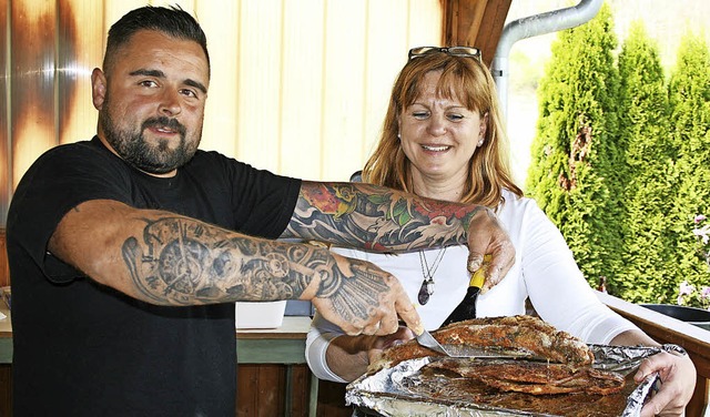 Gut zu tun hatten Hausens Hundesportle... Usmiani am Fischgrill an Karfreitag.   | Foto:  Ralph Lacher