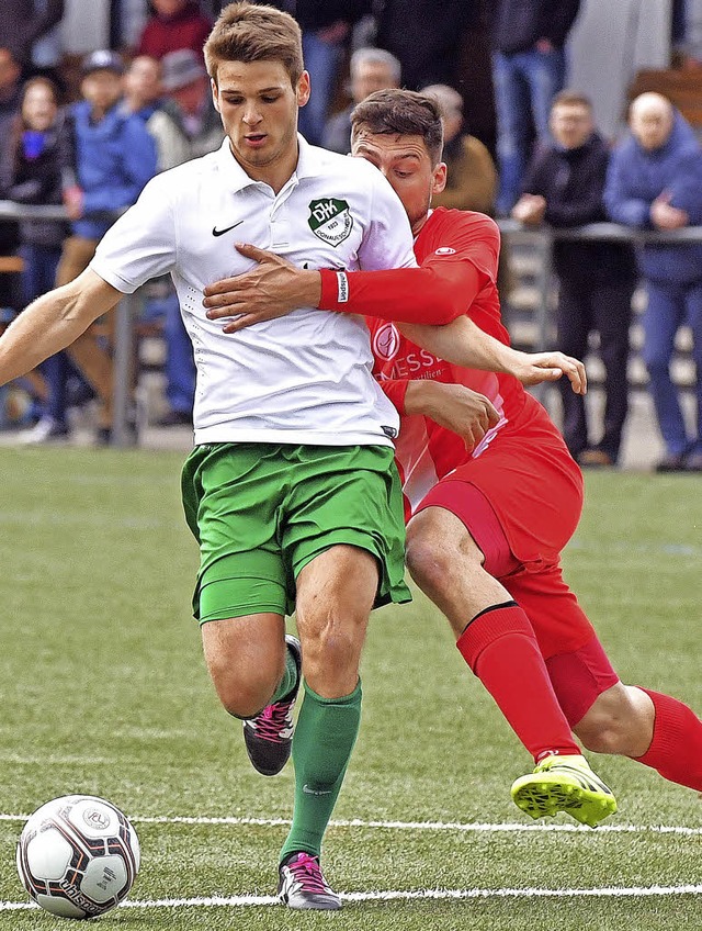 Der Lffinger Torjger Benjamin Gaudig...en jedoch die grn-weien DJK-Spieler.  | Foto: Scheu