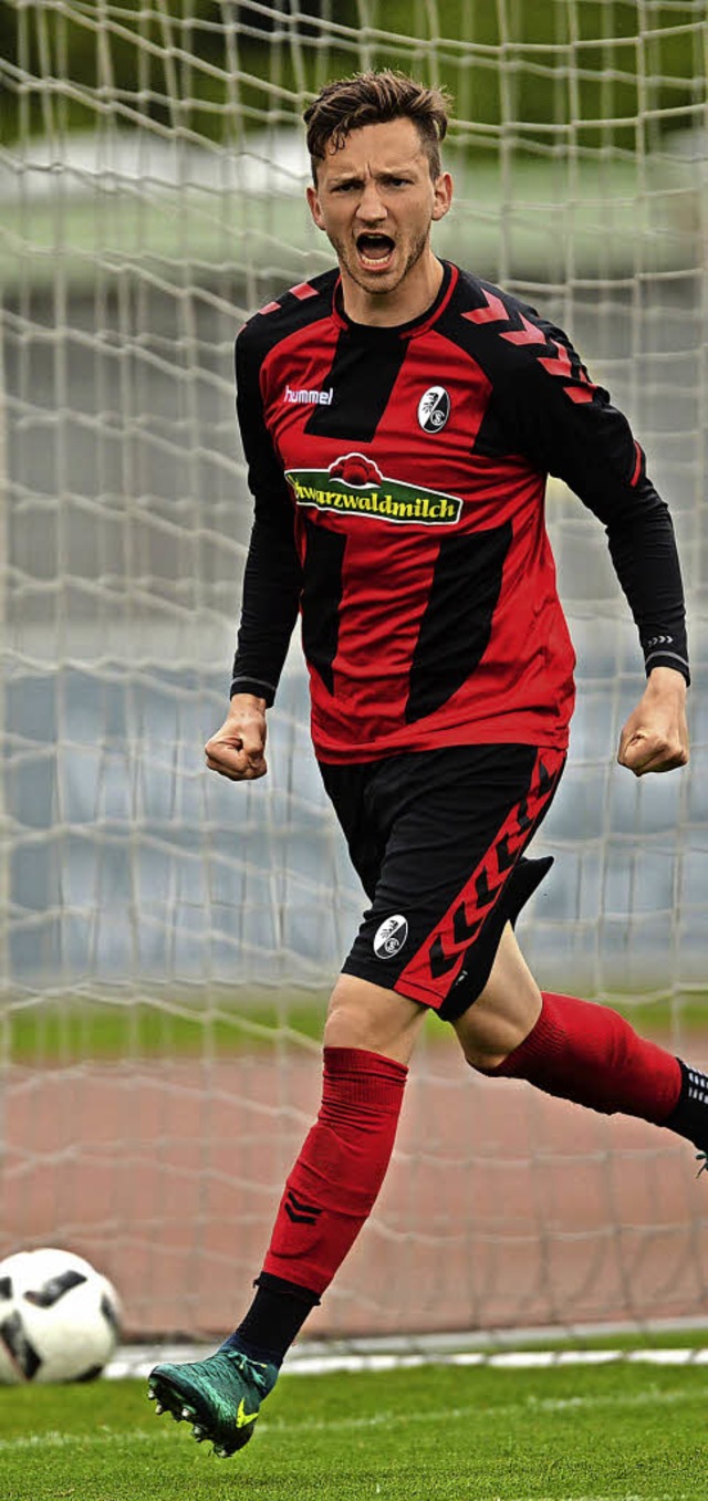 SC-Spieler Matti Langer bejubelt seinen Treffer zum 2:1.   | Foto: Seeger