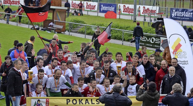 Im Blickpunkt der Fotografen und umjub...den Fans: Pokalsieger VfR Elgersweier   | Foto: Wolfram Khli