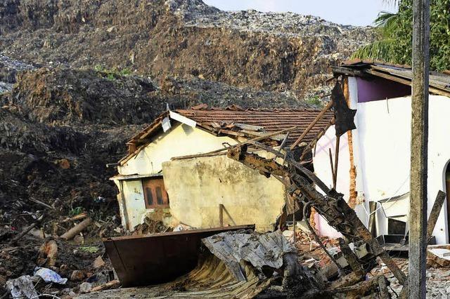 Regen bringt riesigen Abfallberg in Sri Lanka ins Rutschen