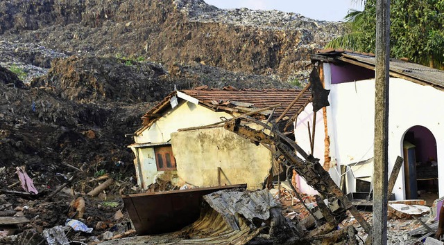 <ppp></ppp> die unter einem  einstrze...Mllberg in Sri Lanka begraben wurden.  | Foto: AFP